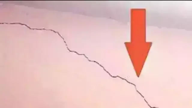 मैनपुरी में धमाके की आवाज से मकानों में पड़ी दरारे, दहशत में आए लोग मैनपुरी में धमाके की आवाज से मकानों में पड़ी दरारे, दहशत में आए लोग