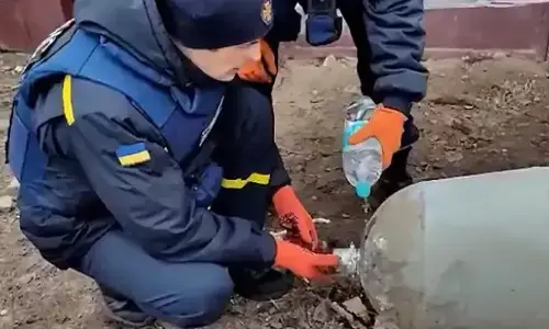 रूस ने फेंका था विशाल बम, यूक्रेन के इस शख्स ने ऐसे कर दिया बम को डिफ्यूज रूस ने फेंका था विशाल बम, यूक्रेन के इस शख्स ने ऐसे कर दिया बम को डिफ्यूज