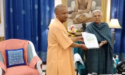कैबिनेट मीटिंग के बाद CM योगी ने राज्यपाल को सौंपा इस्तीफा कैबिनेट मीटिंग के बाद CM योगी ने राज्यपाल को सौंपा इस्तीफा