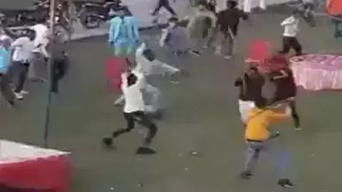 खाने में नमक हुआ कम, लट्ठ लेकर लड़ पड़े घराती और सराती खाने में नमक हुआ कम, लट्ठ लेकर लड़ पड़े घराती और सराती