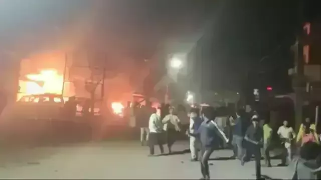 DMCH के मेडिकल छात्रों ने किया हंगामा, दवा दुकान में लगाई आग DMCH के मेडिकल छात्रों ने किया हंगामा, दवा दुकान में लगाई आग