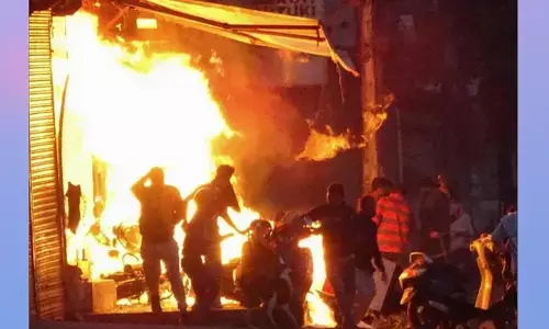 दिल्ली के गोकुलपुरी में बड़ा हादसा, झुग्गी बस्ती में आग लगने से 7 लोगों की मौत, 60 झुग्गियां खाक दिल्ली के गोकुलपुरी में बड़ा हादसा, झुग्गी बस्ती में आग लगने से 7 लोगों की मौत, 60 झुग्गियां खाक