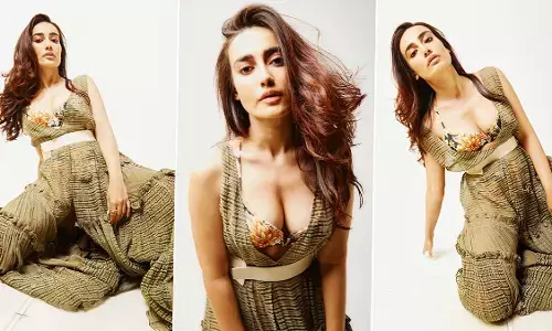 Surbhi Jyoti Sexy VIDEO: सुरभि ज्योति का बेहद बोल्ड स्टाइल देखकर चौंके फैंस, देखें Sexy Video Surbhi Jyoti Sexy VIDEO: सुरभि ज्योति का बेहद बोल्ड स्टाइल देखकर चौंके फैंस, देखें Sexy Video