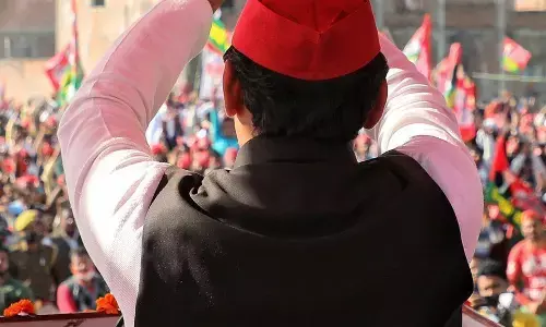 akhilesh yadav assembly election 2022 :बेशक़! वो जीत नहीं पाया। बेशक़! वो अपने मुद्दों को समझा नहीं पाया। बेशक़! वो अकेला था।