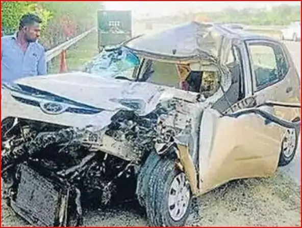 यमुना एक्सप्रेस वे पर ट्रैक्टर की टक्कर से उड़े कार के परखच्चे, मां बेटी की मौके पर मौत