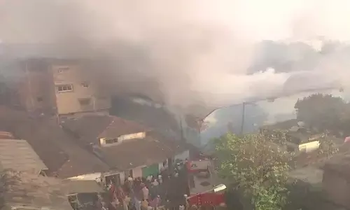 12 घंटे बाद भी नहीं बुझी चमड़ा कारखाने में लगी भीषण आग 12 घंटे बाद भी नहीं बुझी चमड़ा कारखाने में लगी भीषण आग