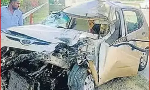 यमुना एक्सप्रेस वे पर ट्रैक्टर की टक्कर से उड़े कार के परखच्चे, मां बेटी की मौके पर मौत