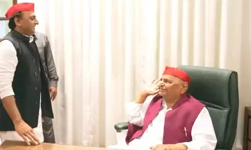 चुनाव के बाद सपा दफ्तर पहुंचे मुलायम सिंह, अखिलेश यादव से बोले- बहुत अच्छा लड़े तुम चुनाव के बाद सपा दफ्तर पहुंचे मुलायम सिंह, अखिलेश यादव से बोले- बहुत अच्छा लड़े तुम