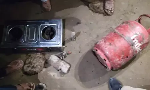 खाना बनाते समय गैस सिलिंडर से घर में लगी आग, दो बच्चों समेत परिवार के छह सदस्य झुलसे खाना बनाते समय गैस सिलिंडर से घर में लगी आग, दो बच्चों समेत परिवार के छह सदस्य झुलसे