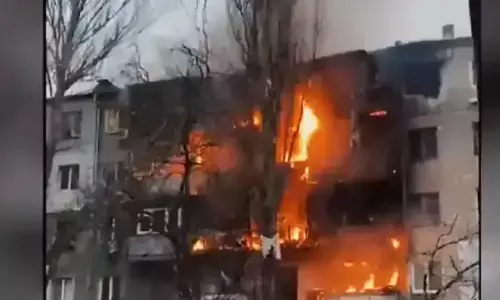 #RussiaUkraineWar : रूसी सेना ने कीव में की भारी बमबारी, रिहायशी इलाके में लगी आग; मचा कोहराम #RussiaUkraineWar : रूसी सेना ने कीव में की भारी बमबारी, रिहायशी इलाके में लगी आग; मचा कोहराम
