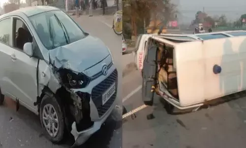 एंबुलेंस और कार की हुई टक्कर, मरीज ने मौके मौत, चालक सहित तीन घायल