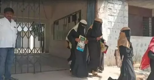 हिजाब पर अड़ीं : हाईकोर्ट के फैसले के बाद कॉलेज परीक्षा का बहिष्कार, एग्जाम हॉल से बाहर आ गईं छात्राएं