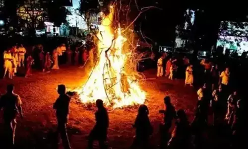 होली पर बन रहे ये शुभ संयोग, नोट कर लें होलिका दहन के नियम