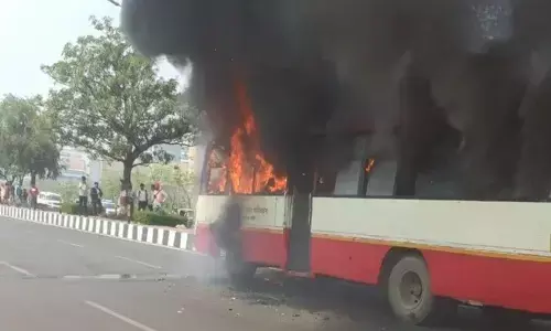 चलती रोडवेज बस में लगी आग, मचा हड़कंप चलती रोडवेज बस में लगी आग, मचा हड़कंप