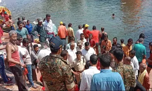 श्रद्धालुओं से भरी नाव पलटी, 35 लोग थे सवार, मची चीख-पुकार, फिर ....