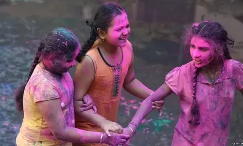 होली के रंग छुड़ाते समय न करें ये गलतियां