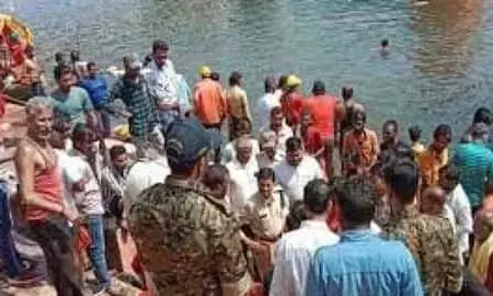 35 लोगों के साथ पलटी नाव, सतर्कता से बची सबकी जान