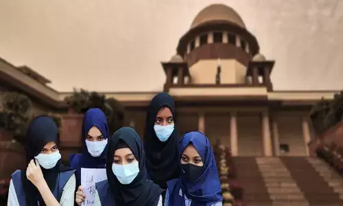 Hijab Row: हिजाब विवाद पहुंचा सुप्रीम कोर्ट, कर्नाटक HC के फैसले के खिलाफ डाली गई अर्जी Hijab Row: हिजाब विवाद पहुंचा सुप्रीम कोर्ट, कर्नाटक HC के फैसले के खिलाफ डाली गई अर्जी