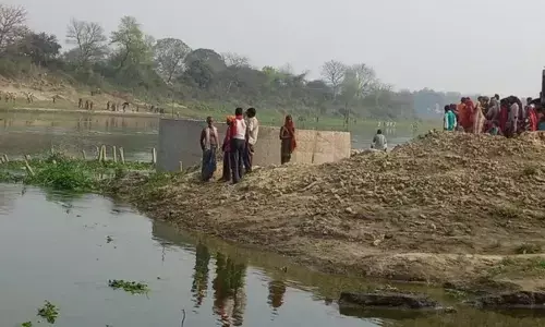 नाव पलटने से 10 लोग डूबे, दो के शव निकाले गए, रेस्क्यू जारी नाव पलटने से 10 लोग डूबे, दो के शव निकाले गए, रेस्क्यू जारी