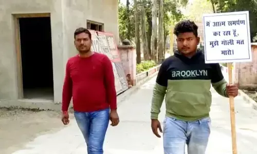 तख्ती लटकाकर थाने पहुंचा 25 हजार का ईनामी बदमाश