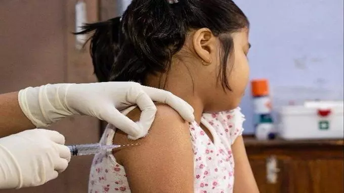 अपने12-14 साल के बच्चों को वैक्सीन लगवाने के बाद मां बाप इन बातों का रखें ध्यान