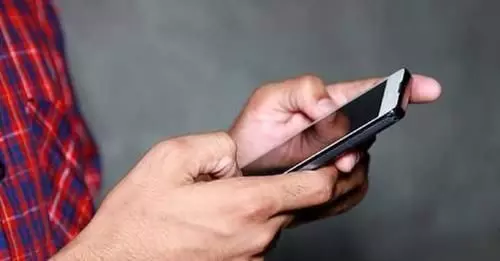 Mobile Broadband Users: पिछले पांच सालों में मोबाइल ब्रॉडबैंड उपयोगकर्ताओं की संख्या 2.2 गुना बढ़ गई है, युवा पीढ़ी 8 घंटे मोवाइल पर बिताती है #MobileUsers #Internet #Online Mobile Broadband Users: पिछले पांच सालों में मोबाइल ब्रॉडबैंड उपयोगकर्ताओं की संख्या 2.2 गुना बढ़ गई है, युवा पीढ़ी 8 घंटे मोवाइल पर बिताती है #MobileUsers #Internet #Online