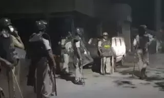 यूपी में खूनी संघर्ष, चार की मौत कई घायल, गाँव में भारी तादात में पुलिस तैनात यूपी में खूनी संघर्ष, चार की मौत कई घायल, गाँव में भारी तादात में पुलिस तैनात