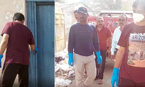 कलेक्टर का सिंघम अवतार देख चौंके लोग, घर के दरवाजे पर ही टांग दिया बाहर फैला कचरा