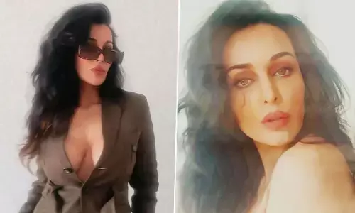 Flora Saini Sexy Video: गंदी बात एक्ट्रेस Flora Saini की ये सेमी-न्यूड फोटोज उड़ा रही है फैंस के होश Flora Saini Sexy Video: गंदी बात एक्ट्रेस Flora Saini की ये सेमी-न्यूड फोटोज उड़ा रही है फैंस के होश