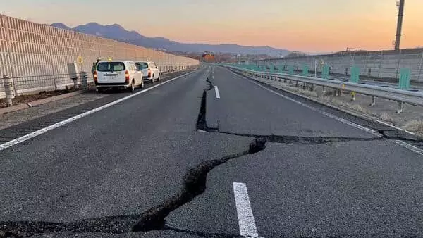 जापान में भूकंप से चार की मौत, पटरी से उतरी बुलेट ट्रेन, 20 लाख घरों में छाया अंधेरा, सामने आईं तबाही की तस्वीरें