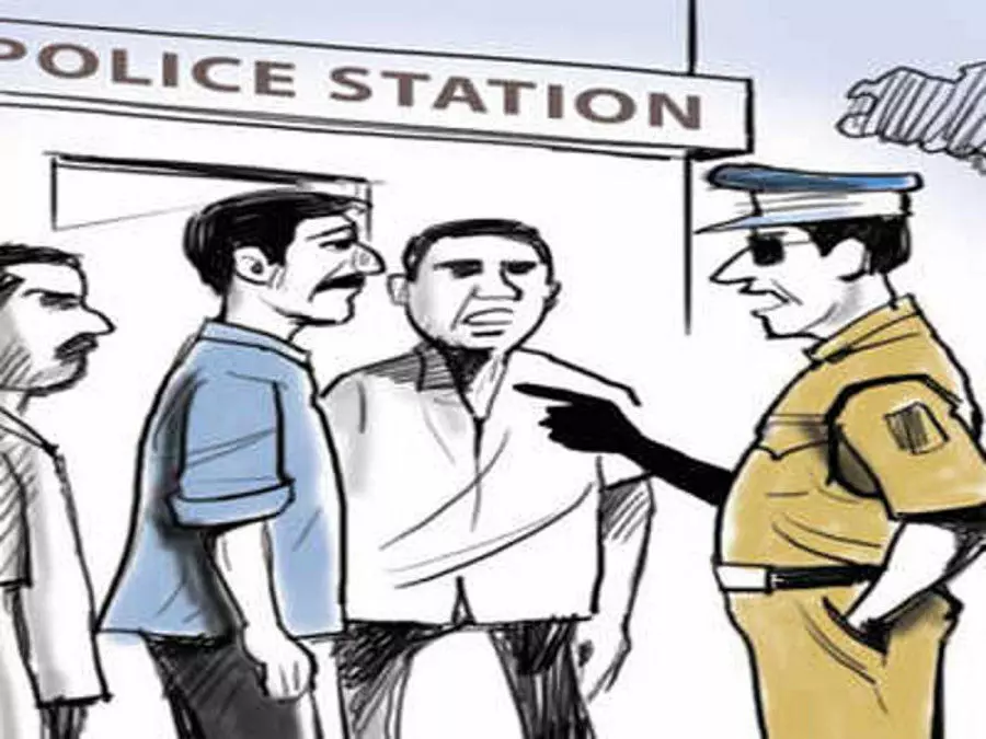 गोरखपुर रेलवे स्टेशन से पकड़े गए दो फर्जी टीटीई गोरखपुर रेलवे स्टेशन से पकड़े गए दो फर्जी टीटीई