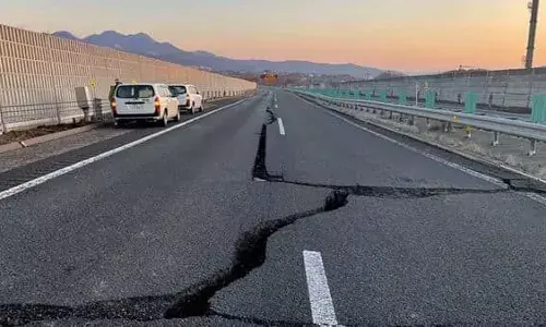 जापान में भूकंप से चार की मौत, पटरी से उतरी बुलेट ट्रेन, 20 लाख घरों में छाया अंधेरा, सामने आईं तबाही की तस्वीरें जापान में भूकंप से चार की मौत, पटरी से उतरी बुलेट ट्रेन, 20 लाख घरों में छाया अंधेरा, सामने आईं तबाही की तस्वीरें