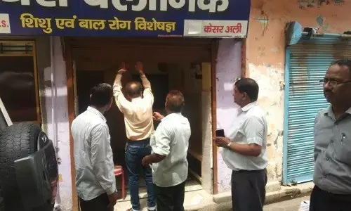 एसीएमओ के साथ धक्का-मुक्की करने वाले आरोपियों को पुलिस ने गिरफ्तार भेज जेल, क्लीनिक किया सील एसीएमओ के साथ धक्का-मुक्की करने वाले आरोपियों को पुलिस ने गिरफ्तार भेज जेल, क्लीनिक किया सील