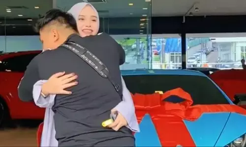 VIDEO : पति ने कर दिया ऐसा काम, बीवी ने खुश होकर गिफ्ट में दे दी 5 करोड़ की लग्जरी कार VIDEO : पति ने कर दिया ऐसा काम, बीवी ने खुश होकर गिफ्ट में दे दी 5 करोड़ की लग्जरी कार