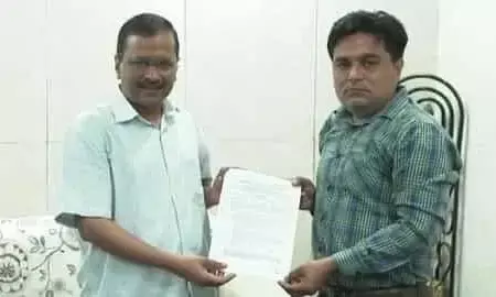 दिल्ली दंगे में मारे गए अंकित शर्मा के भाई को अरविंद केजरीवाल ने दी सरकारी नौकरी दिल्ली दंगे में मारे गए अंकित शर्मा के भाई को अरविंद केजरीवाल ने दी सरकारी नौकरी