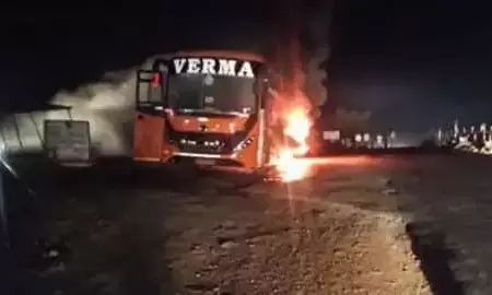 भोपाल से हैदराबाद जा रही बस में लगी भीषण आग, ऐसे बची 60 जान भोपाल से हैदराबाद जा रही बस में लगी भीषण आग, ऐसे बची 60 जान