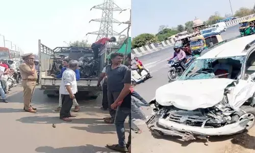 दो एक्टिवा रौंदते हुए बस से टकराई कार, युवती सहित तीन की मौत दो एक्टिवा रौंदते हुए बस से टकराई कार, युवती सहित तीन की मौत