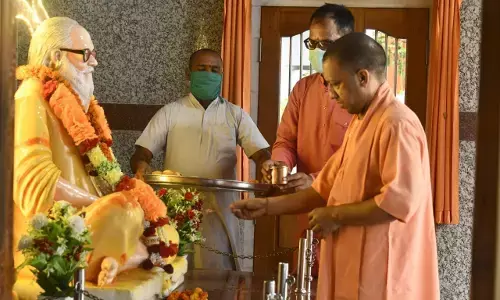 विधानसभा चुनावों में प्रचंड जीत के बाद पहली बार गोरखपुर पहुंचे सीएम योगी विधानसभा चुनावों में प्रचंड जीत के बाद पहली बार गोरखपुर पहुंचे सीएम योगी