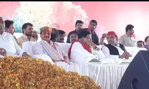 यादव परिवार की एक मंच पर होली, अखिलेश,रामगोपाल और शिवपाल ने एक साथ मनाई होली यादव परिवार की एक मंच पर होली, अखिलेश,रामगोपाल और शिवपाल ने एक साथ मनाई होली