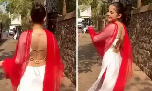 उर्फी जावेद ने होली पर शेयर किया वीडियो, एक यूजर ने किया कमेंट- आगे का फट गया है मैम आपका