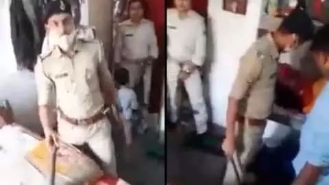 शराब की तलाश में घर में आई पुलिस, महिला ने बनाया वीडियो तो बरसा दिए डंडे