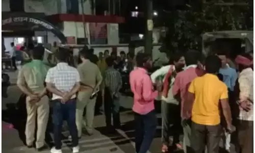 प्रयागराज में होली के दिन डबल मर्डर, 6 पुलिसकर्मी सस्पेंड प्रयागराज में होली के दिन डबल मर्डर, 6 पुलिसकर्मी सस्पेंड