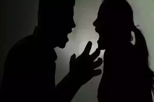 पत्नी के मायके जाने से दुखी पति पेड़ पर चढ़ा,आत्महत्या का प्रयास पत्नी के मायके जाने से दुखी पति पेड़ पर चढ़ा,आत्महत्या का प्रयास