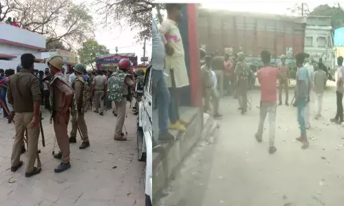 Fatehpur Breaking News:होली पर फतेहपुर जिले मे रंग डालने को लेकर हुआ विवाद, मामला जातीय संघर्ष मे बटा Fatehpur Breaking News:होली पर फतेहपुर जिले मे रंग डालने को लेकर हुआ विवाद, मामला जातीय संघर्ष मे बटा