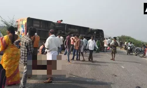 बस के पलटने से 8 लोगों की मौत, छात्रों सहित 20 से अधिक लोग गंभीर रूप से घायल