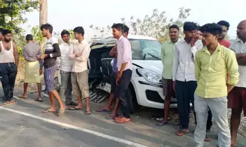 पेड से टकराई कार, तीन की मौत, एक घायल