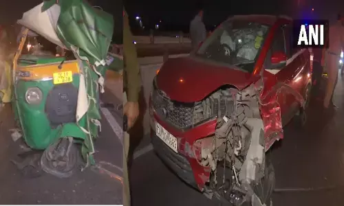 तेज रफ्तार कार ने ऑटो को मारी जोरदार टक्कर, एक किशोर की मौत,  चार लोग घायल तेज रफ्तार कार ने ऑटो को मारी जोरदार टक्कर, एक किशोर की मौत,  चार लोग घायल