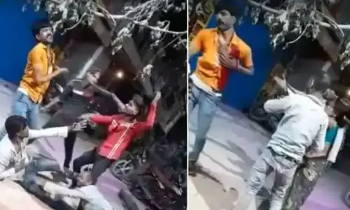 इंदौर में हैरान करने वाला वाकया: डांस करते-करते अपने ही सीने में घोंप लिया चाकू, होली की मस्ती में चली गई जान इंदौर में हैरान करने वाला वाकया: डांस करते-करते अपने ही सीने में घोंप लिया चाकू, होली की मस्ती में चली गई जान