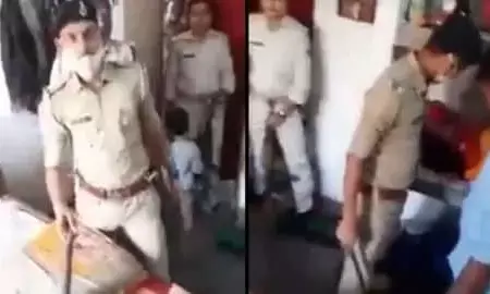 शराब की तलाश में घर में आई पुलिस, महिला ने बनाया वीडियो तो बरसा दिए डंडे शराब की तलाश में घर में आई पुलिस, महिला ने बनाया वीडियो तो बरसा दिए डंडे