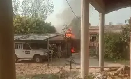 पुलिस कस्टडी में युवक की मौत, गुस्साई भीड़ ने थाने में लगाई आग पुलिस कस्टडी में युवक की मौत, गुस्साई भीड़ ने थाने में लगाई आग